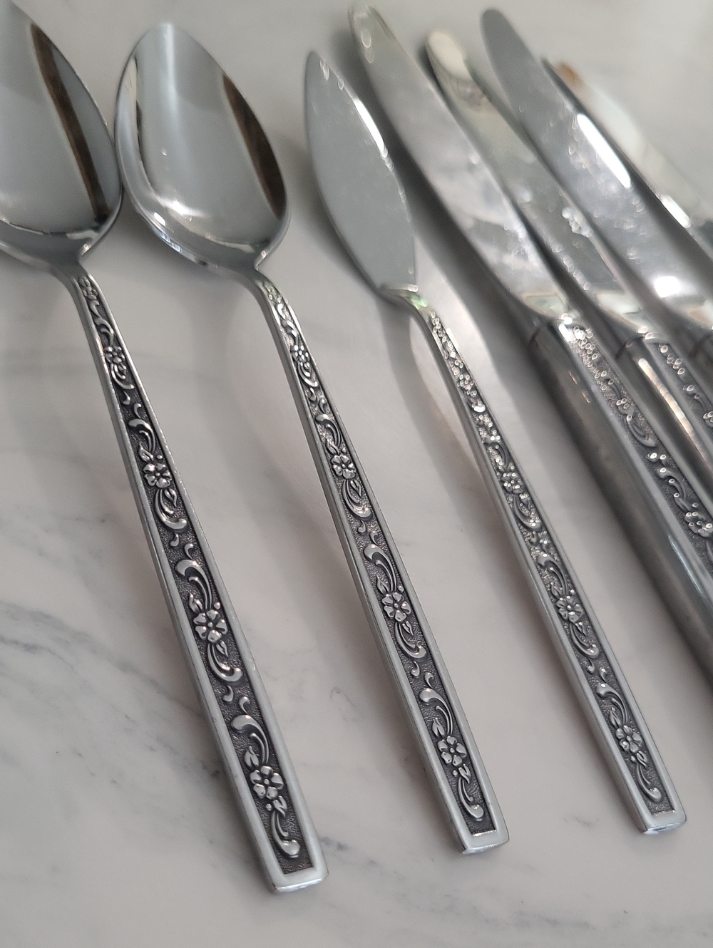 MiracleMaid Stainless Flatware 2 Teaspoons, 1 Serving Knife, 4 Butterknives